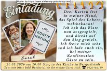 Die Einladung zur Konfirmation mit 2 deiner Fotos auf 2 Spielkarten, die von einer Hand gehalten werden. Daneben befindet sich dein Einladungstext.