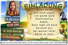 Die Einladung zur Konfirmation mit deinem Foto auf einem Wegweiser aus Holz, der die Angaben zu Datum, Uhrzeit und Ort der Konfirmationsfeier enthält.