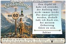 Die originelle Einladung zum Geburtstag - Eine Frau hat den Berggipfel erreicht und steht vor einem Bergkreuz. Ihr Alter wird als Zielmarkierung in dieses Kreuz eingesetzt.