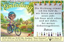 Die originelle Einladung zum Geburtstag - Eine winkende gut gelaunte Frau fährt auf einem Fahrrad durch den Park. Am Wegesrand steht ein Wegweiser.