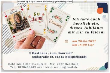 Die Einladung zum Geburtstag mit Ihrem Foto und Alter auf 3 Spielkarten in einer Hand.