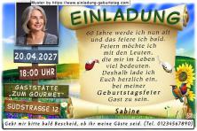 Die Einladung zum Geburtstag mit Ihrem Foto auf einem Wegweiser, der Datum, Uhrzeit und Ort Ihrer Feier enthält.