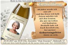 Die Einladung zum Geburtstag mit Ihrem Foto im Display eines Handys.