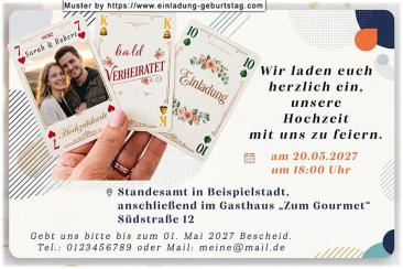 Die Einladung zur Hochzeit mit Ihrem Foto auf einer von 3 Spielkarten in einer Hand