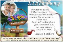 Die Einladung zur Silberhochzeit mit Ihrem Foto rund ausgeschnitten über einem Blumenkorb