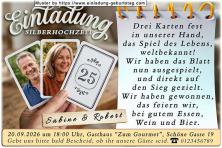 Die Einladung zur Silberhochzeit mit 2 Ihrer Fotos auf Spielkarten in einer Hand