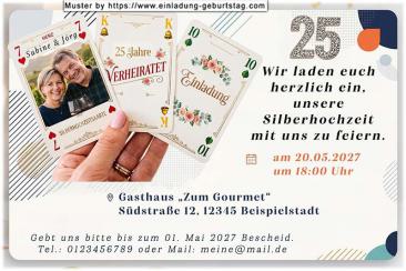 Die Einladung zur Silberhochzeit mit Ihrem Foto auf einer von 3 Spielkarten in der Hand.