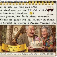 Die lustige Einladung zur Goldenen Hochzeit mit dem Ehepaar, das eine Torte mit der Zahl 50 in Händen hält