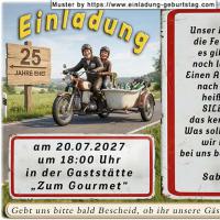 Die lustige Einladung zur Silberhochzeit mit dem Paar auf dem Motorrad und dem mit Flaschen gut gefüllten Beiwagen