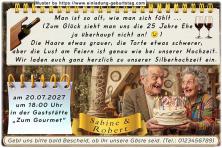 Die lustige Einladung zur Silberhochzeit mit dem Paar, das eine 25-er Torte in den Händen hält