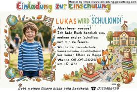 Die Einladung zur Einschulung mit dem Foto des Kindes. Ein Schulweg, auf dem Buchstaben, Stifte und Bücher liegen.