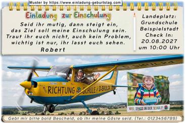 Die Einladung zur Einschulung mit dem Foto des Kindes, gezogen von einem Flugzeug Richtung Schule