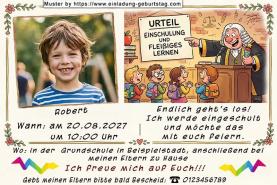 Die Einladung zur Einschulung mit dem Foto des Kindes neben einem lustigen Richter