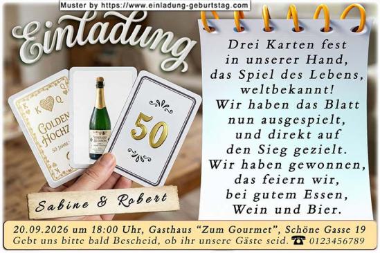 Die Einladung zur Goldenen Hochzeit mit dem speziellen Kartenspiel in der Hand