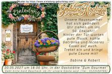 Die originelle Einladung zur Goldenen Hochzeit mit der Haustür, neben der sich ein Hausnummernschild mit der Zahl 50 befindet