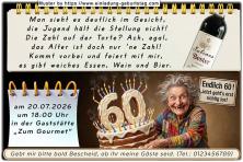 Die lustige Einladung zum Geburtstag mit der strahlenden, vom Leben gezeichneten Frau, die eine Geburtstagstorte mit Ihrem Alter darauf in der Hand hält.