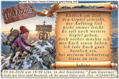 lustige Einladung Geburtstag – die Bergsteigerin am Gipfel, auf dem Ihr Alter steht
