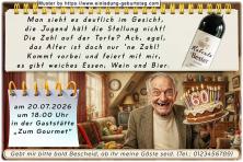 Die lustige Einladung zum Geburtstag mit dem strahlenden, vom Leben gezeichneten Mann, der eine Geburtstagstorte mit seinem Alter darauf in der Hand hält.