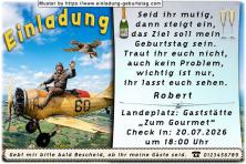 Die lustige Einladung zum Geburtstag - ein mutiger Mann sitzt hoch in den Lüften auf einem alten Propellerflugzeug und winkt seinen Gästen einladend zu.