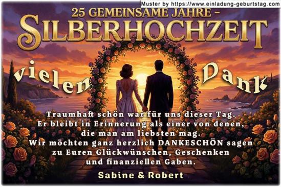 Die Danksagung zur Silberhochzeit - ein Ehepaar steht vor einem Rosenbogen am Strand, im Hintergrund ist ein romantischer rot/gelber Sonnenuntergang sichtbar.